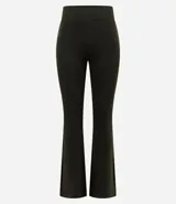 Pantalón flare de tiro alto con cintura ancha, confeccionado en microfibra elástica. Presenta un corte ajustado en caderas y muslos con una silueta acampanada desde la rodilla.