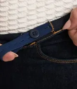 Pantalón de jeans azul oscuro, corte skinny, tiro alto, con bolsillos delanteros y traseros.