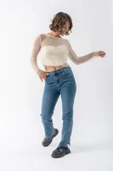 Buzo color oro de algodón con elastano, cuello redondo y mangas largas.