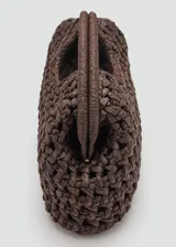 Bolso de mano marrón de tamaño pequeño, confeccionado con tejido de fibra natural de papel con diseño trenzado. Cuenta con asa integrada y forro interior de poliéster.