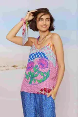 Camisola con estampado multicolor de flores y figuras geométricas.