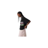 Remera oversize negra de manga corta, con cuello redondo y estampado de logos apilados en el pecho.