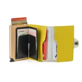 Billetera tipo tarjetero de cuero negro con caja de aluminio interna y sistema de deslizamiento para tarjetas. Cuenta con cierre mediante broche a presión.