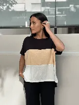 Remera de corte holgado con bloques de color negro, beige y blanco.