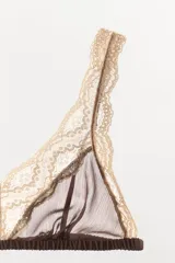 Sujetador triangular de tul semitransparente color marrón con bordes de encaje en tono beige. Presenta escote en pico y banda elástica inferior.