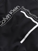 Buzo de cuello redondo Calvin Klein, confeccionado en algodón orgánico. Presenta un diseño minimalista con el logo de la marca estampado en pequeño en el pecho y puños y dobladillo con terminación en punto canalé.