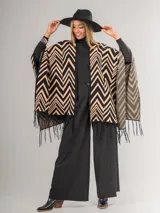 Ruana italiana con diseño zig zag en tonos negro y beige. Tejido suave y cálido.