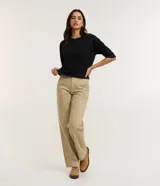 Remera cropped verde militar de algodón, con cuello redondo y mangas cortas holgadas.
