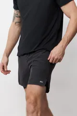 Short deportivo negro con calza interior ajustada.