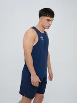 Musculosa deportiva Umbro modelo Lume, color azul marino, con cuello redondo y logo blanco impreso en el pecho.