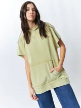 Chaleco negro lavado de algodón con capucha y gran bolsillo central. De corte oversized, holgado, suave y cómodo.