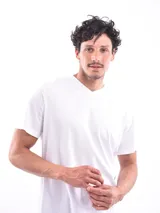 Remera blanca de corte regular con cuello en V y mangas cortas.
