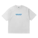 Remera marrón de algodón con estampado rosa que dice "VINNARE® RESPECTED Locally SOON Worldwide".