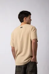 Remera de manga corta con cuello redondo, confeccionada en tejido de lino con textura entramada y corte holgado.