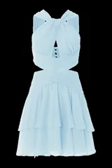 Vestido corto color rosa, con escote halter con vuelta, abertura frontal y aberturas laterales. La falda es escalonada y la cintura ajustada.