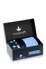 Set de regalo Florenzi color celeste con diseño paisley, compuesto por una corbata de microfibra de 7,5 cm de ancho, un pañuelo de bolsillo cuadrado de 27x27 cm y un par de gemelos forrados.