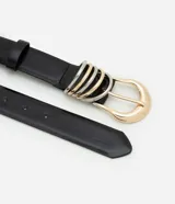 Cinturón negro de cuero sintético con hebilla redonda dorada y detalle de argollas plateadas.