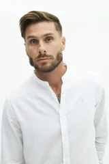 Camisa de lino con cuello mao y fit semi slim.