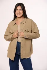 Sobrecamisa de jean color marrón, con cierre frontal de botones metálicos, bolsillos frontales con solapa y ruedo deshilachado.