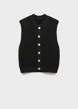 Chaleco negro de tejido de punto con textura, cuello redondo, sin mangas y cierre frontal con botones dorados.