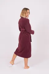 Bata azul marino de toalla con cuello esmoquin, lazo para ajustar en la cintura y bolsillos laterales.