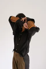 Camisa color beige de lino con mangas abuchonadas y detalle calado en ellas.