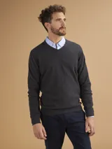 Sweater de punto con escote en V y mangas largas, confeccionado en una mezcla de algodón y cashmere. Presenta puños y ruedo acanalados.