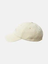 Gorra de béisbol de algodón con diseño de seis paneles, ojales bordados para ventilación y logo de la marca bordado en el frente. Cuenta con cierre metálico ajustable en la parte posterior.