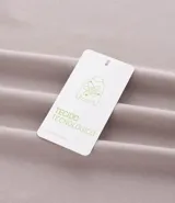 Remera deportiva de manga corta y cuello redondo, confeccionada en tejido tech fleece con tecnología dry que facilita la transpiración y el secado rápido. Presenta un corte comfort holgado y diseño liso sin estampas.
