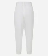 Pantalón blanco de sarga, corte baggy, con cintura media fruncida en los laterales y trabillas.
