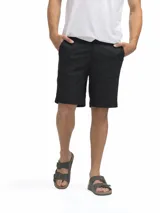 Bermuda de lino color negro, corte recto, con bolsillos laterales y cierre frontal.