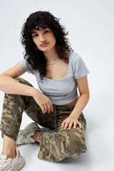 Remera cropped color crudo, de ribb con escote cuadrado y manga corta.