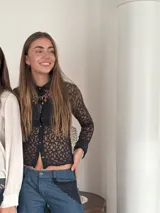 Collar plateado con dijes de corazones y charms colgantes.