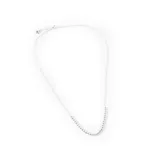 Collar plateado con cadena fina y dije de bolitas plateadas.