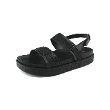 Sandalias marrones de plataforma con tiras anchas y hebilla ajustable en el tobillo.