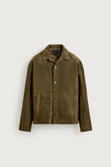 Sobrecamisa relaxed fit de piel con acabado en ante de color verde militar, con cuello solapa, manga larga con puño abotonado, bolsillos de vivo en la cadera y cierre frontal con botones.
