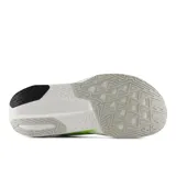 Championes de running New Balance FuelCell Rebel v4, color verde neón con detalles en blanco y logo lateral en azul y gris. Diseñados con tecnología FuelCell en la mediasuela para mayor retorno de energía y parte superior FANTOMFIT para un ajuste óptimo.