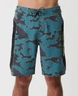 Short de baño con estampado de camuflaje en tonos verde y negro, de secado rápido y diseño cómodo ideal para surf.