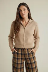 Campera tejida de algodón con cierre frontal completo y cuello alto. Presenta una textura acanalada vertical y puños y ruedo elásticos.