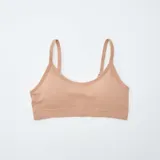 Pack de dos tops de canalé sin costuras, tipo soutién deportivo de uso diario. Uno en color tostado y otro en color blanco, con tirantes finos.