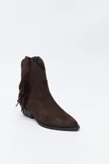 Bota texana de gamuza negra con caña baja, flecos laterales decorativos, costuras estilo western y taco bajo inclinado.