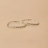 Par de aros tipo argolla de plata 925, con diseño torneado y detalles de alambre de oro enrollado en la unión.