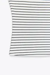 Top corto color marrón oscuro, de corte ajustado, con escote cuadrado y tirantes anchos.