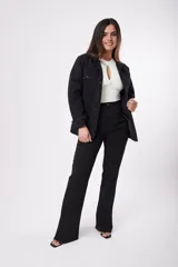 Chaqueta negra de denim con tachas plateadas.