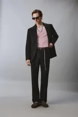Pantalón de vestir regular fit confeccionado en lino, con pliegues frontales, bolsillos laterales y bolsillos traseros de doble vivo con botón. Presenta cierre frontal con cremallera y gancho metálico oculto.