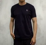 Remera básica negra de algodón con logo bordado pequeño en el pecho.