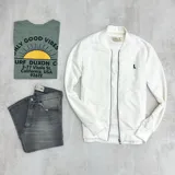 Campera bomber color blanco hueso de algodón extra suave, con cierre frontal y bolsillos laterales.