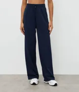 Pantalón deportivo de corte recto confeccionado en una mezcla de poliéster, modal y elastano. Presenta cintura elástica con cordón ajustable y detalle en rib, ofreciendo un calce cómodo y versátil.