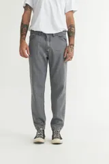 Jean gris de corte recto, holgado en cintura y cadera, con leve ajuste en el bajo.