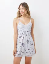 Chemise verde esmeralda de seda fría, marca Montelle. Con apliques de encaje en ruedo y escote. Breteles finos regulables.